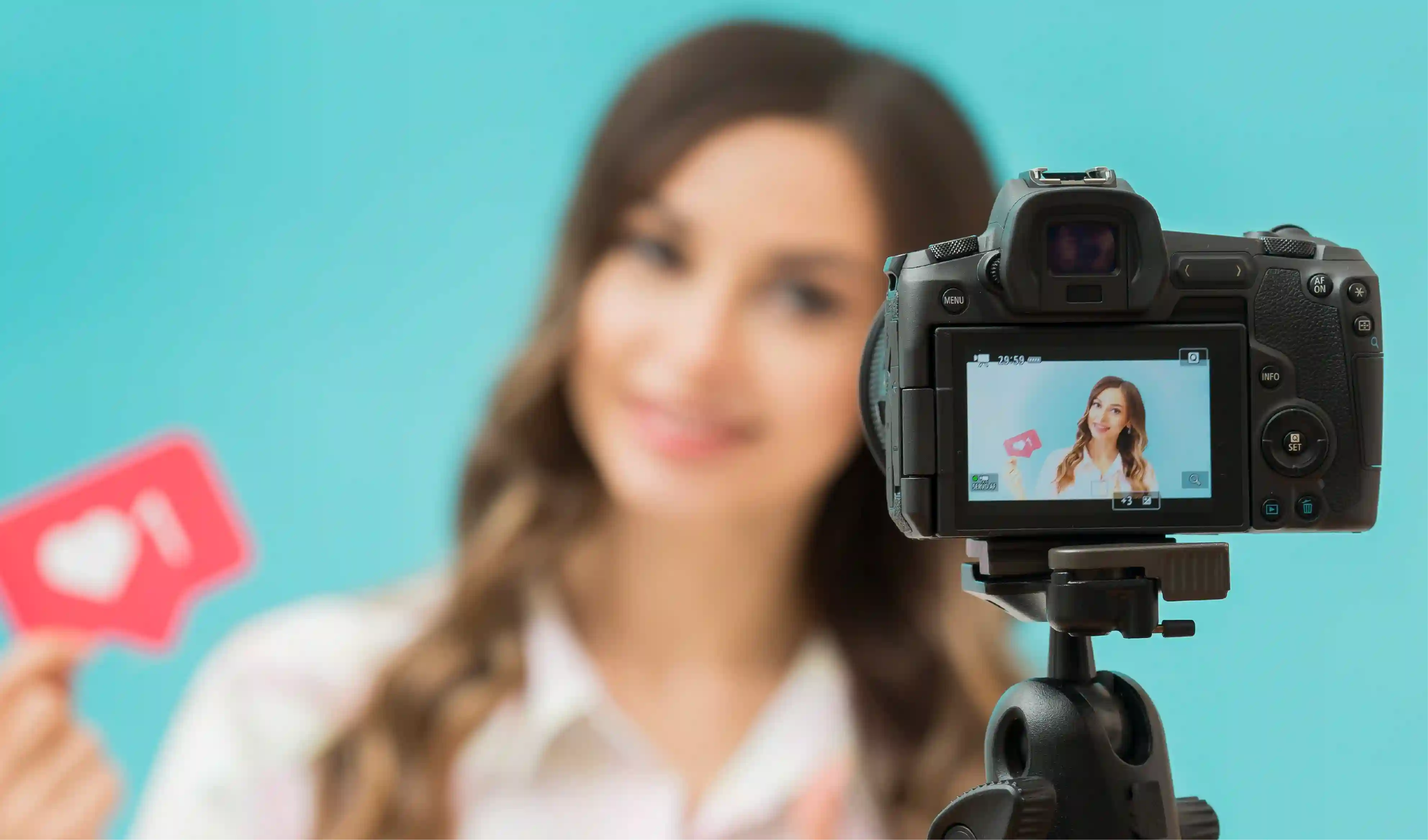 Grabación profesional de video con cámara y modelo para contenido de redes sociales
